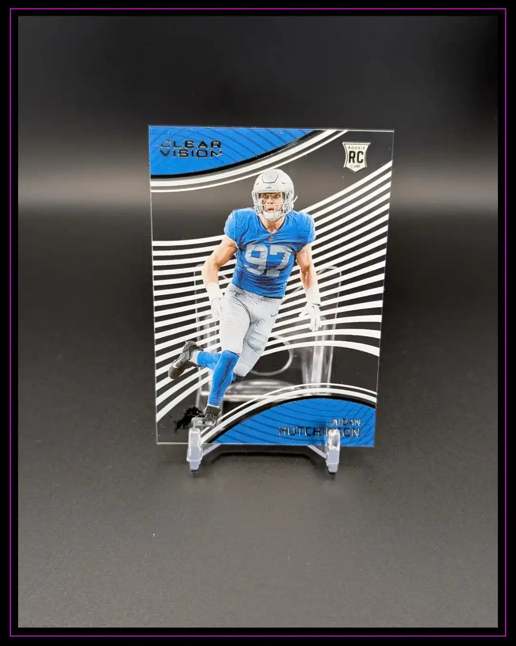 Aidan Hutchinson Football Rookie Trading Card mit klarem Design, auf schwarzem Hintergrund