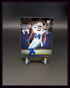 NFL Trading Card eines Football-Spielers im Dallas-Cowboys-Trikot auf Ständer