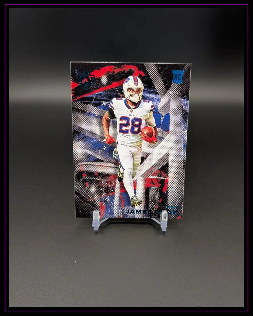 Football Trading Card mit Spieler in weißer Uniform, dynamischer Hintergrund, RC-Logo oben rechts.