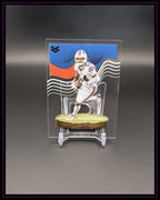 American Football Trading Card mit Spieler in weißer Uniform und farbigem Hintergrund auf Ständer