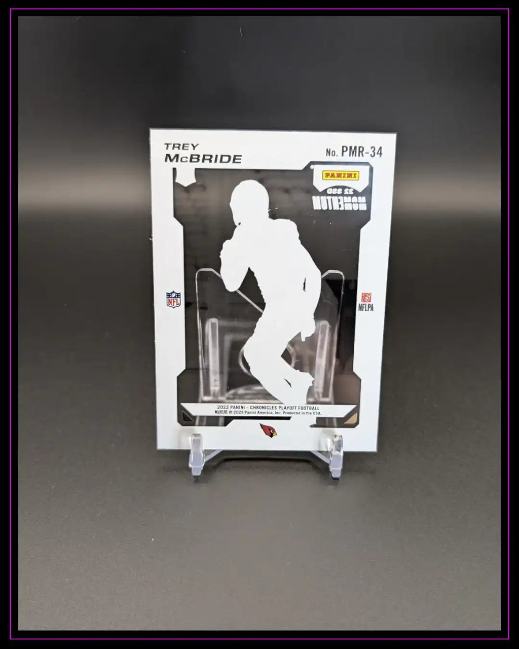 Rückseite einer Panini NFL Trading Card von Trey McBride auf schwarzem Hintergrund