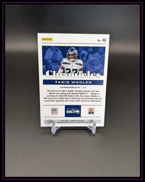 Rückseite einer Panini Chronicles Trading Card von Tariq Woolen, NFL, Seattle Seahawks, auf Kartenhalter.