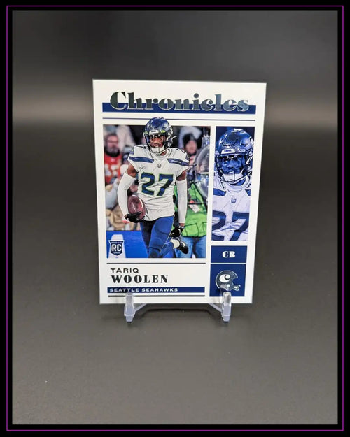 Chronicles Trading Card von Tariq Woolen, Seattle Seahawks, Rookie Football-Sammelkarte auf Ständer