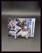 NFL Trading Card Tariq Woolen im Seahawks-Trikot, Rookie-Karte auf Kartenständer
