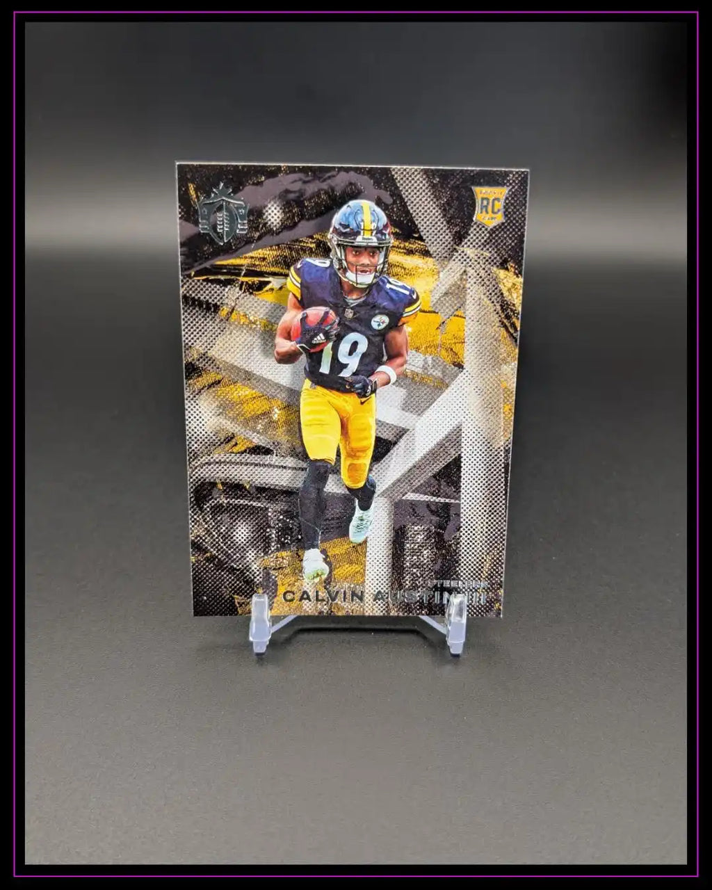American Football Trading Card mit Spieler in schwarzer und gelber Uniform, Rookie Card Symbol sichtbar
