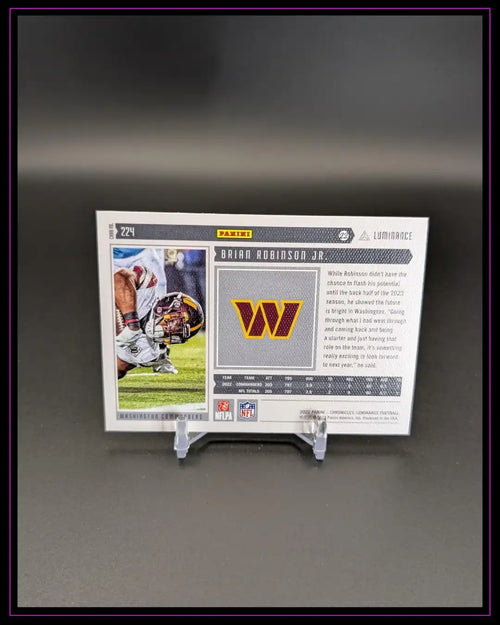 Rückseite einer Panini Football Trading Card von Brian Robinson Jr., Washington Commanders, auf Kartenständer.