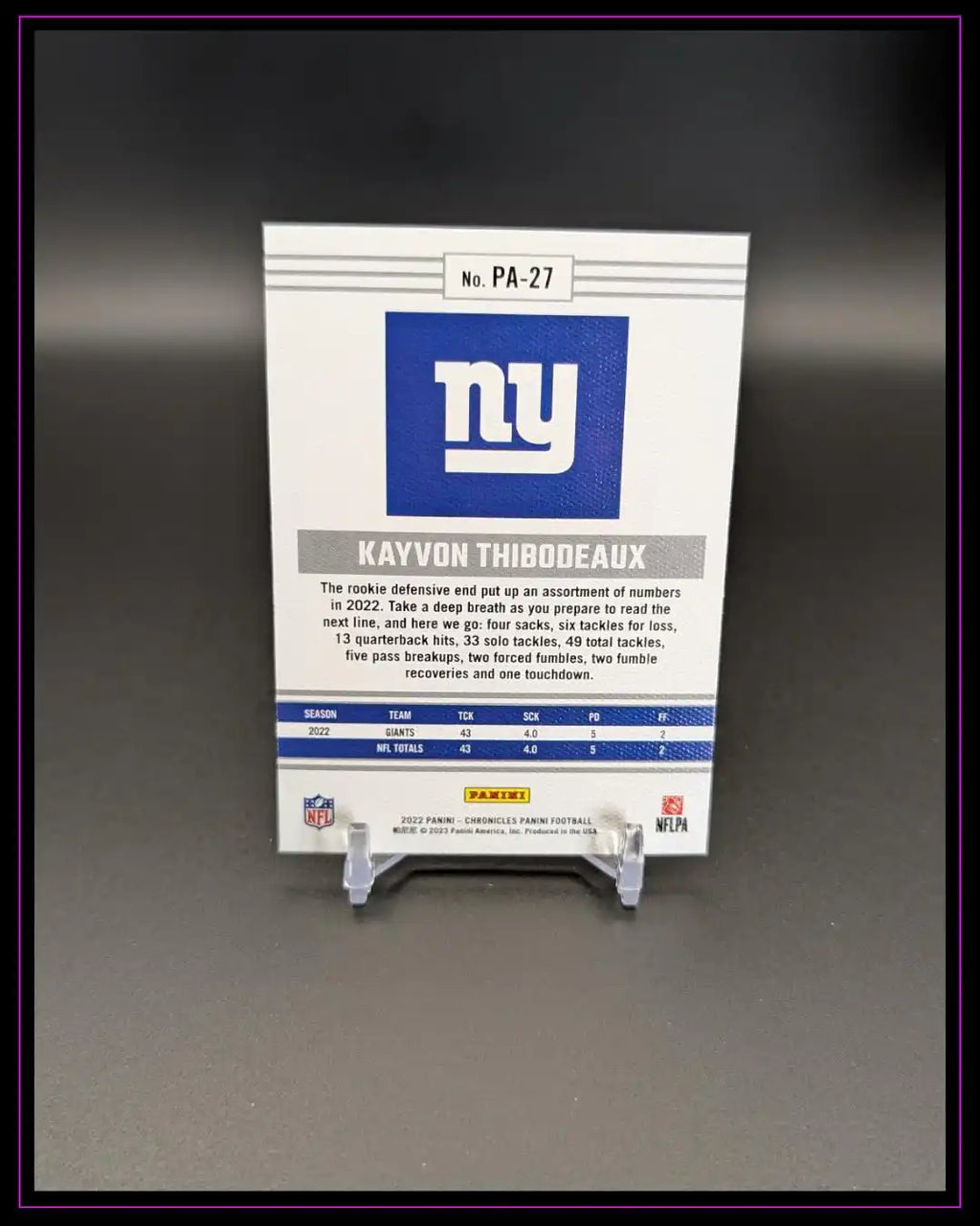Rückseite einer NFL Kayvon Thibodeaux Trading Card, New York Giants, auf Kartenständer