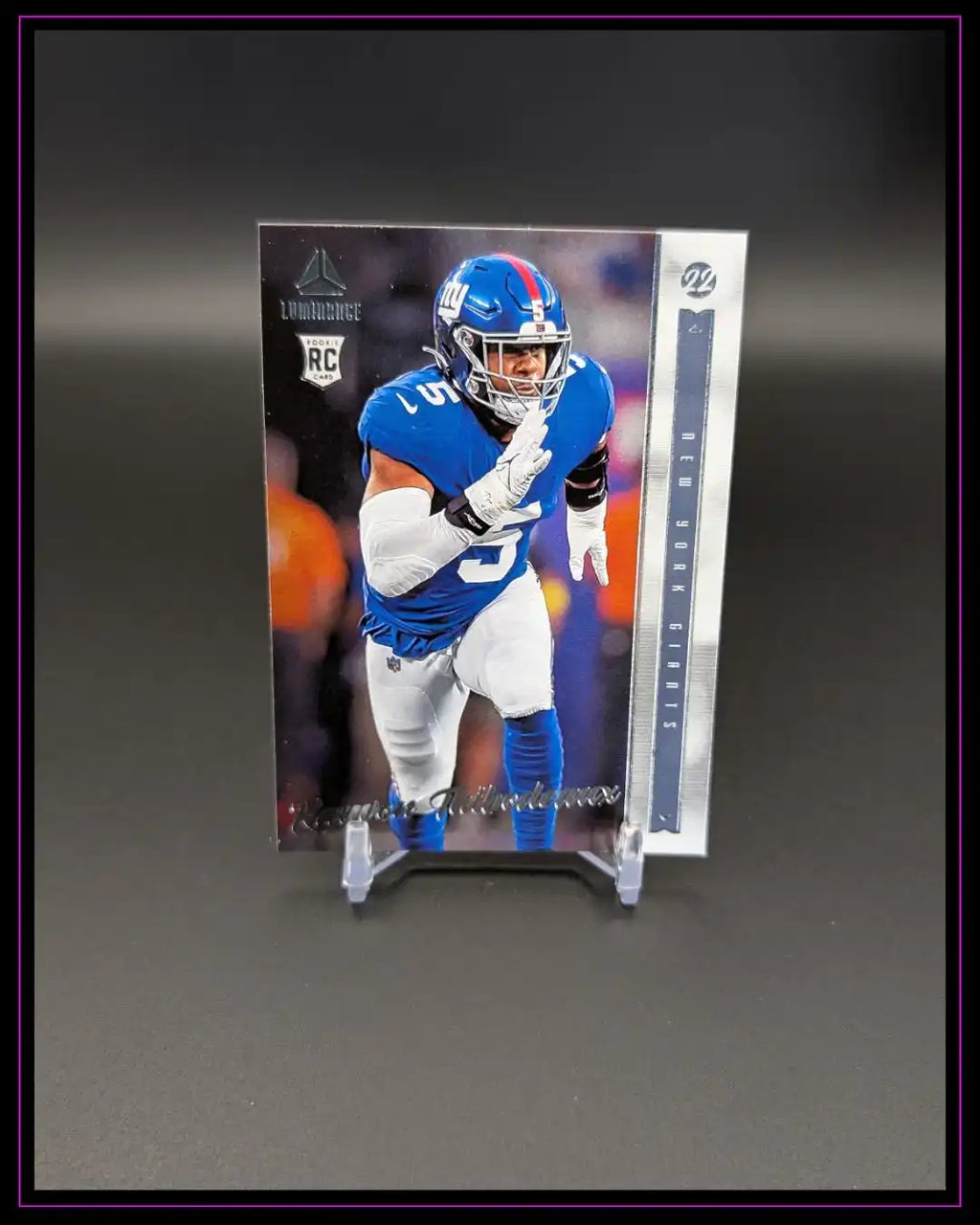 NFL Trading Card mit Football-Spieler der New York Giants im blauen Trikot auf dunklem Hintergrund