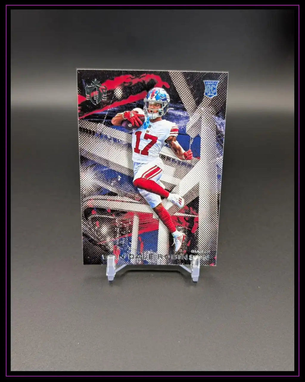 American Football Trading Card mit Spieler im weißen Trikot, Rookie-Card-Logo, auf Ständer