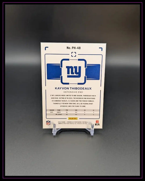 Rückseite einer Kayvon Thibodeaux NFL Trading Card der New York Giants auf Ständer