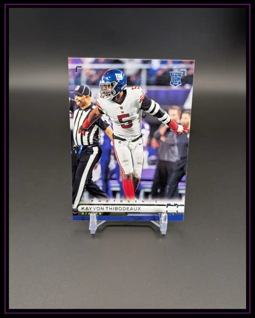 NFL Rookie Trading Card mit Football-Spieler in weißem Giants-Trikot auf Kartenständer