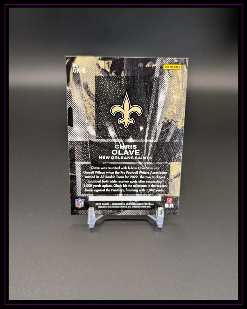 Chris Olave New Orleans Saints Trading Card Rückseite auf Ständer, Panini NFL Sammlerstück