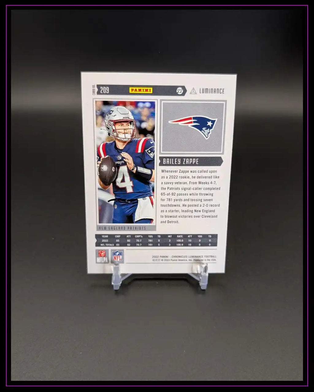 Rückseite einer NFL Trading Card mit Spielerbild, New England Patriots Logo und Statistiken.