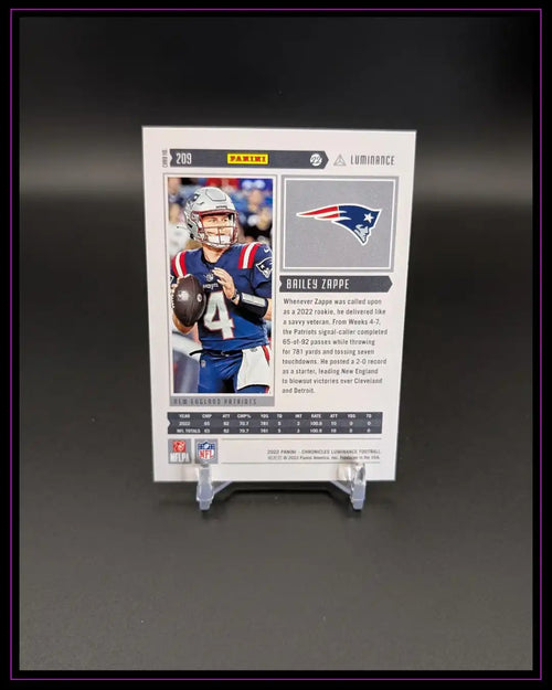 Rückseite einer NFL Trading Card mit Spielerbild, New England Patriots Logo und Statistiken.