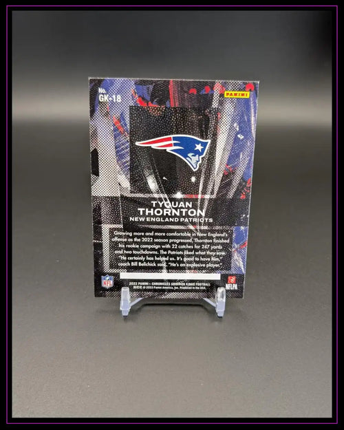 Panini NFL Trading Card Tyquan Thornton New England Patriots, Rückseite, auf Ständer