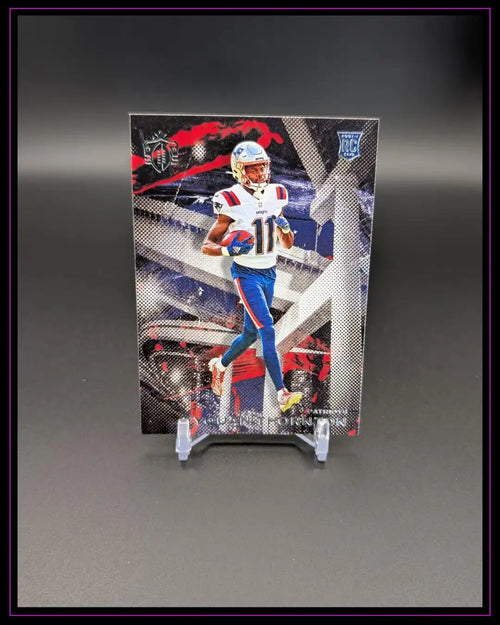 NFL Trading Card eines Football-Spielers im Patriots-Trikot auf schwarzem Hintergrund