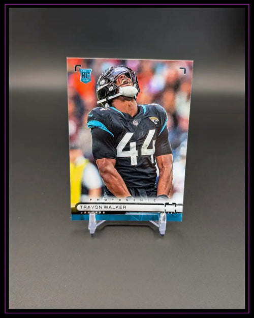 NFL Trading Card Travon Walker Jaguars Rookie, schwarze Uniform, auf Kartenständer