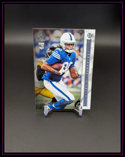 Limitierte Football Trading Card mit NFL-Spieler im blauen Trikot und Rookie-Logo auf Ständer
