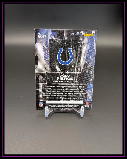 Rückseite einer Alec Pierce NFL Trading Card der Indianapolis Colts auf Ständer, Panini, Sammlerstück
