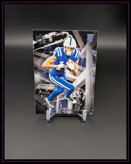 Football Trading Card mit Spieler in blauem Trikot, auf dunklem Hintergrund, Sammelkarte