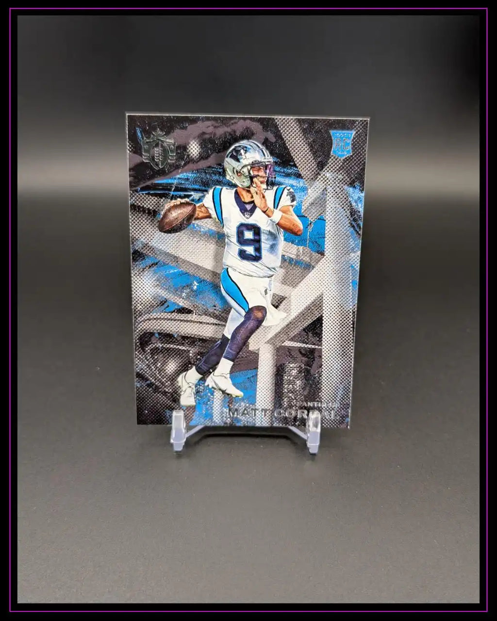 Football Trading Card mit Spieler im weißen Trikot, sportliche Sammelkarte auf Ständer