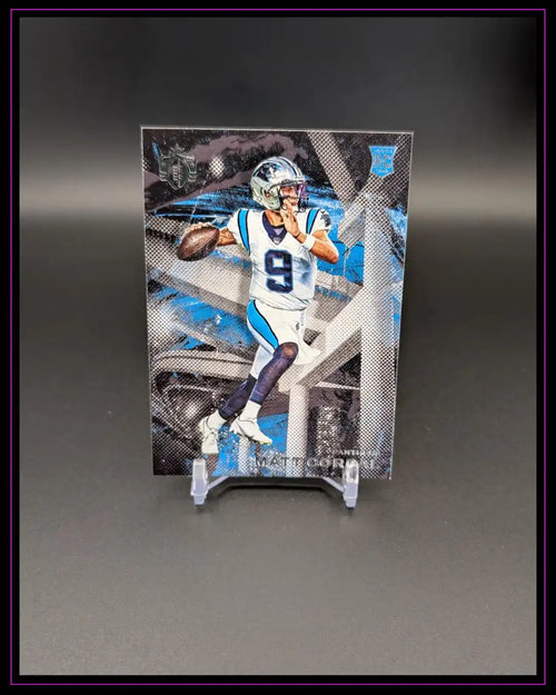 Football Trading Card mit Spieler im weißen Trikot, sportliche Sammelkarte auf Ständer