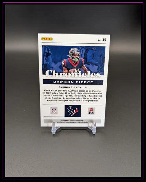 Rückseite einer Panini NFL Trading Card von Dameon Pierce, Houston Texans, auf Kartenständer
