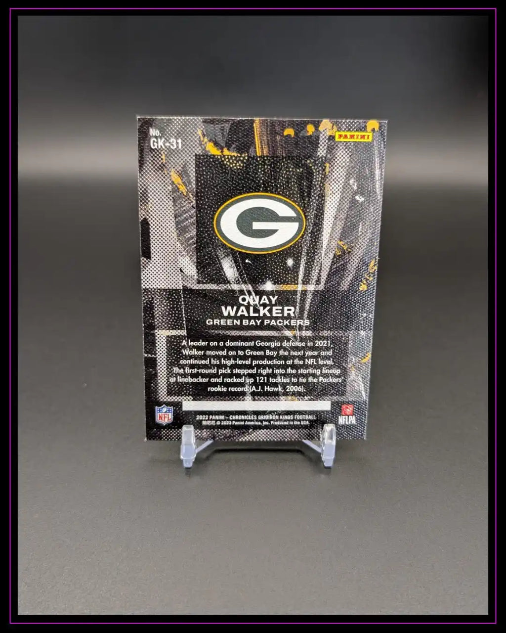 Rückseite einer Quay Walker Green Bay Packers NFL Trading Card auf Ständer, Panini 2022