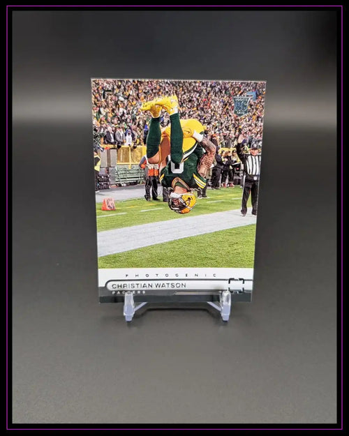 Football Trading Card von Christian Watson beim Salto, Packers, auf Ständer, Stadion-Hintergrund.
