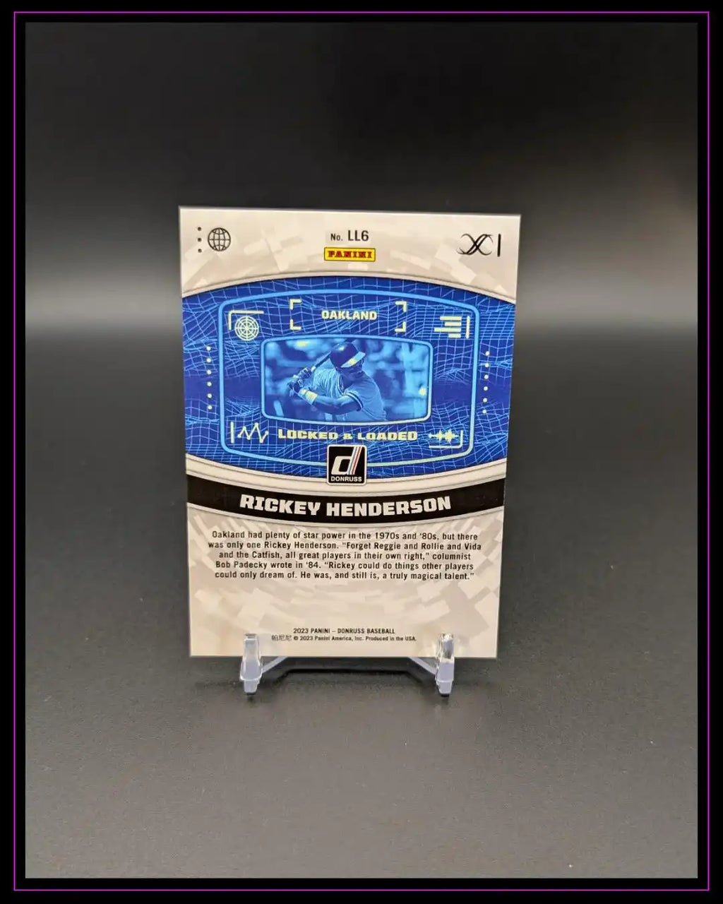 Baseball Sammelkarte Rückseite, Rickey Henderson, Donruss 2023, blaues Design auf Ständer