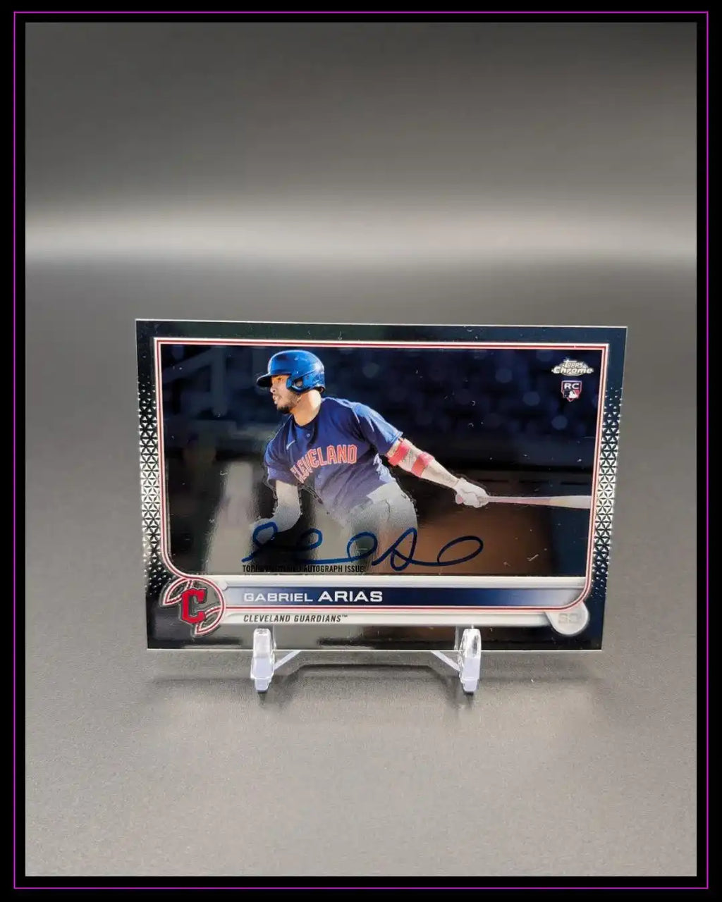 Gabriel Arias Autogramm Trading Card der Cleveland Guardians auf Kartenständer
