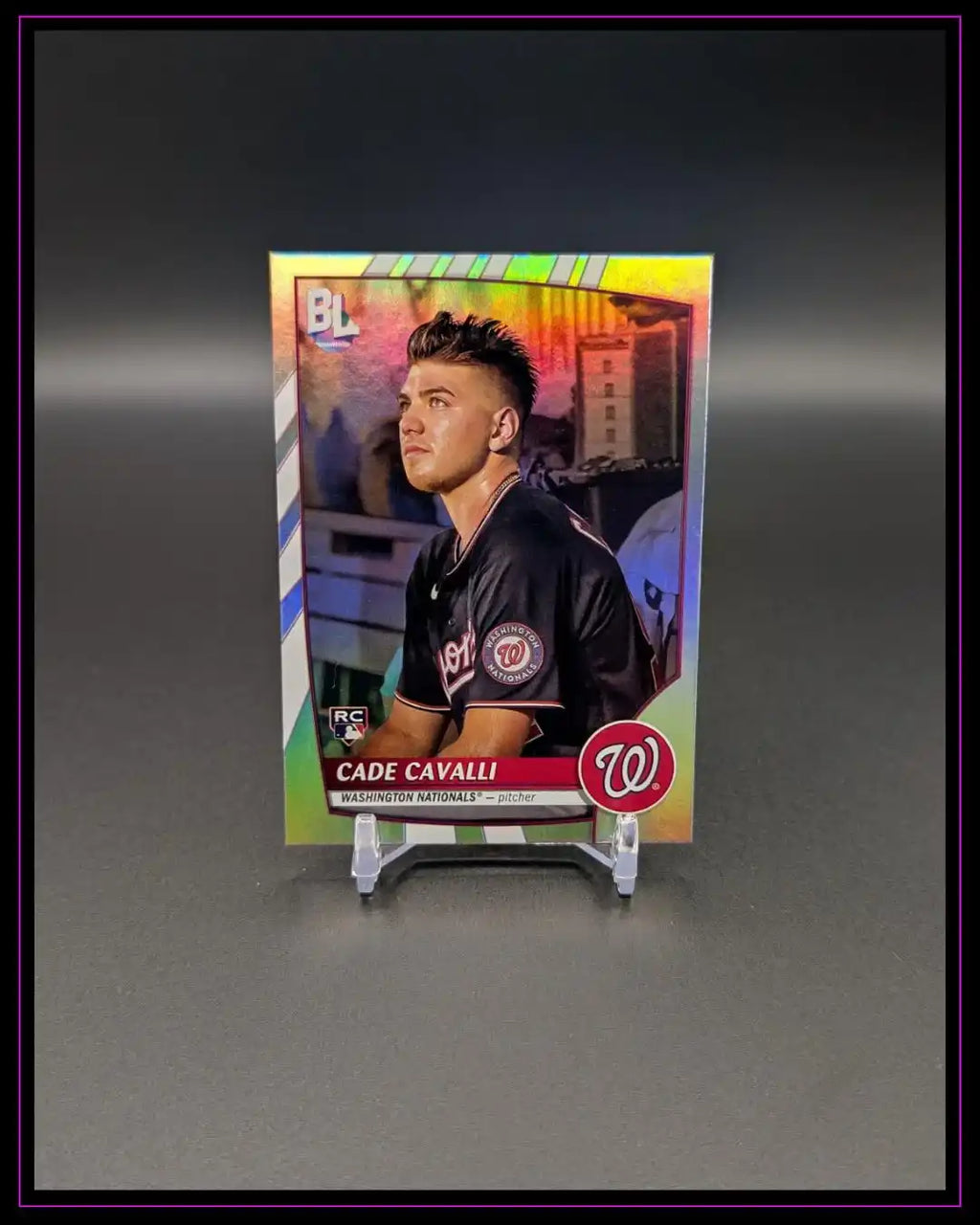 Glänzende Baseball-Trading Card von Cade Cavalli, Washington Nationals Pitcher, auf Ständer