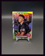 Glänzende Baseball-Trading Card von Cade Cavalli, Washington Nationals Pitcher, auf Ständer
