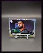 Baseball Trading Card von Sandy Alcantara, Miami Marlins, auf Kartenständer, Sammlerstück