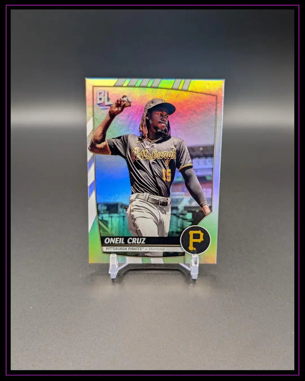 O'Neil Cruz Baseball Sammelkarte der Pittsburgh Pirates mit Hologramm-Effekt auf Ständer