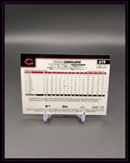 Baseball-Trading-Card Rückseite mit Statistiken, Team-Logo und Seriennummer, auf Kartenständer