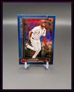 Baseball-Sammelkarte Jeimer Candelario Cincinnati Reds mit blauem Rand auf Kartenständer