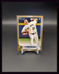 Baseball-Trading-Card von Aaron Ashby, Milwaukee Brewers, auf schwarzem Hintergrund