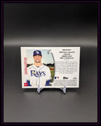 Rückseite einer Baseball Trading Card mit Spielerportrait, Statistik und Biografie auf schwarzem Hintergrund.
