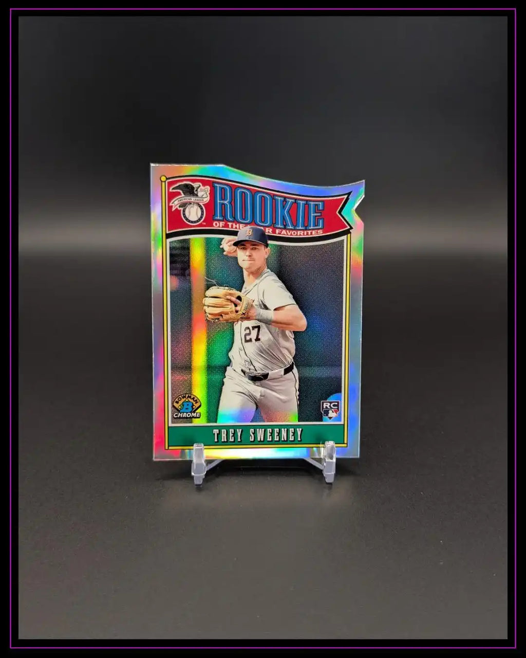 Glänzende Baseball Rookie Trading Card von Trey Sweeney auf schwarzem Hintergrund, Bowman Chrome.