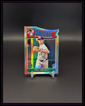 Glänzende Baseball Rookie Trading Card von Trey Sweeney auf schwarzem Hintergrund, Bowman Chrome.