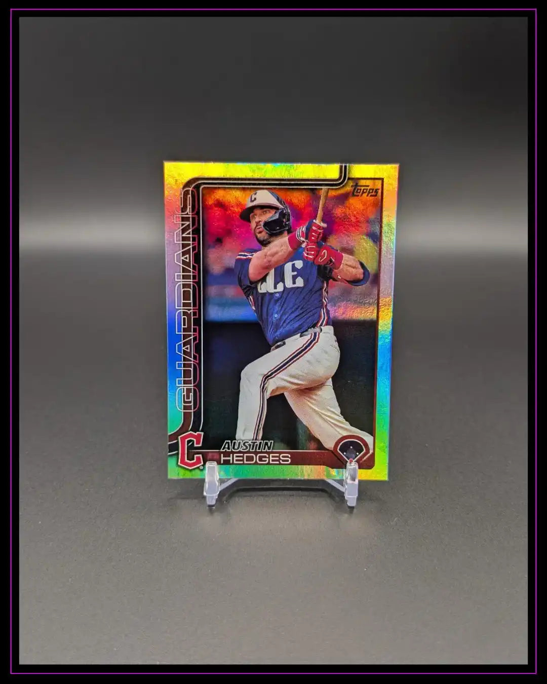 Schimmernde Austin Hedges Guardians Baseball Trading Card auf Ständer, Nahaufnahme