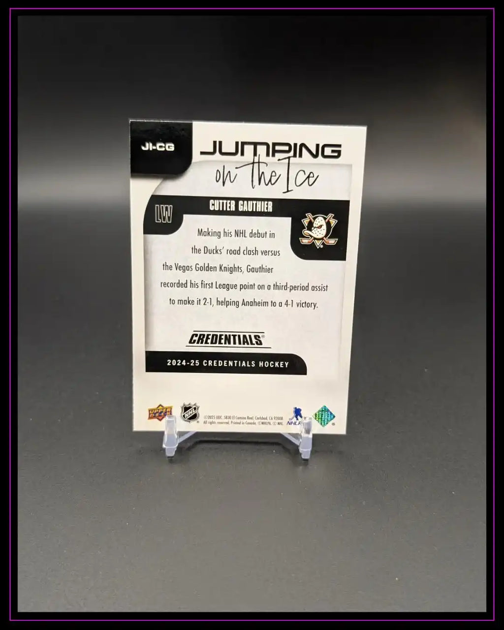 Rückseite einer 2024-25 Credentials Hockey Trading Card Cutter Gauthier, auf Kartenständer