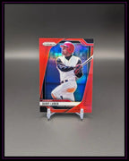Panini Prizm Baseball Trading Card Barry Larkin, rote Variante, auf Ständer vor grauem Hintergrund