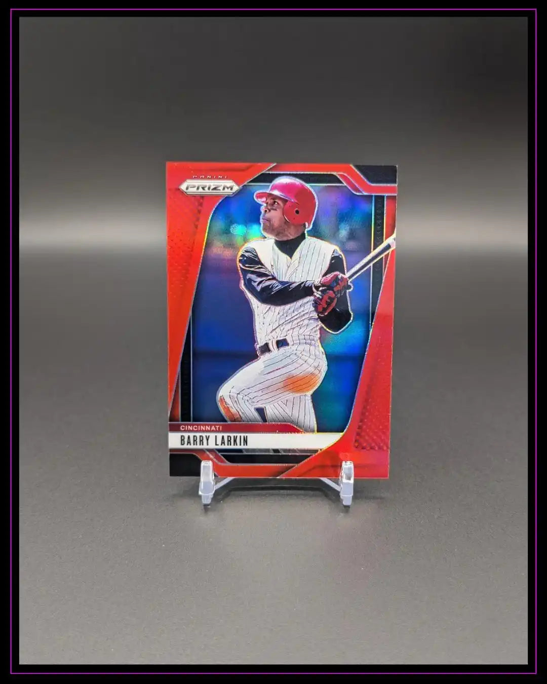 Panini Prizm Baseball Trading Card Barry Larkin, rote Variante, auf Ständer vor grauem Hintergrund
