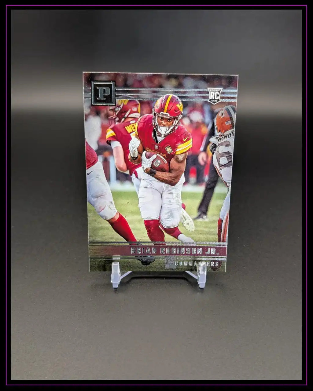 Panini Football Rookie Card mit Spieler in roter Uniform und silbernem Schriftzug, Sammelkarte