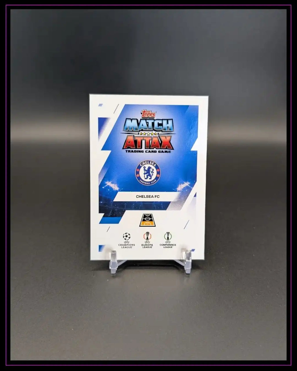 Rückseite einer Topps Match Attax Chelsea FC Trading Card auf Kartenständer, Fußball Sammelkarte