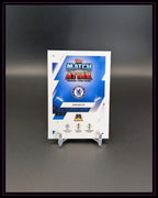 Rückseite einer Topps Match Attax Chelsea FC Trading Card auf Kartenständer, Fußball Sammelkarte