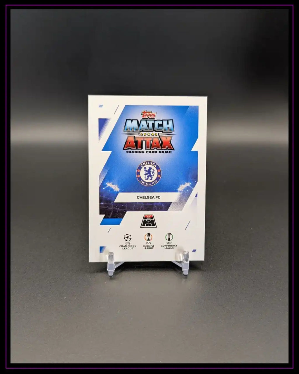 Rückseite einer Topps Match Attax Trading Card mit Chelsea FC Logo, Fußball Sammelkarte