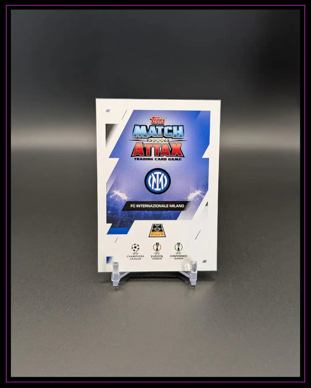 Rückseite einer Match Attax Trading Card mit Inter Mailand Logo auf Kartenständer, neutraler Hintergrund